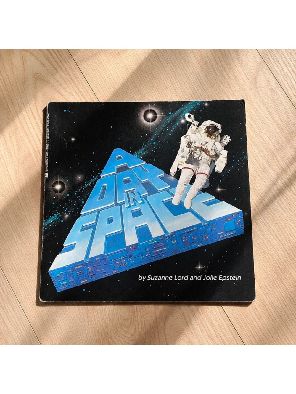 A Day in Space Suzanne Lord Jolie Epstein 1986 Scholastic Paperback
